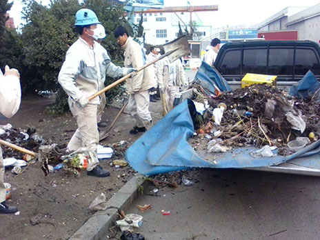  今嘉船舶组织员工对社区街道进行垃圾清理的义工活动